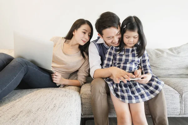 Boldogság Ázsiai Család Hétvégi Nyaralás Anyával Apa Lánya Együtt Maradni — Stock Fotó