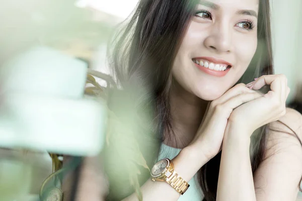 Piękny Azji Kobieta Ładny Uśmiech Zdrowy Skóra Zielony Lea — Zdjęcie stockowe