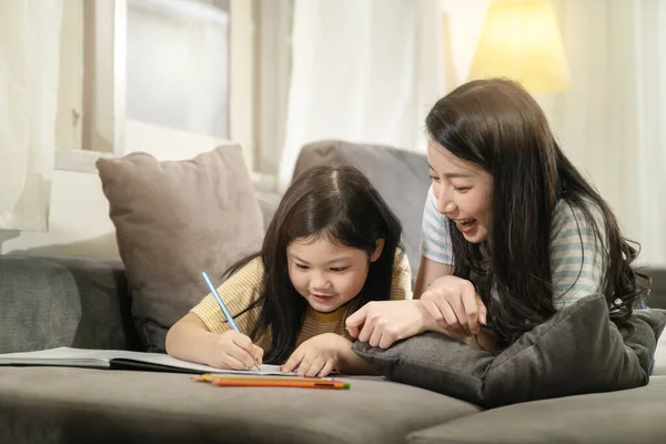 Bonheur Asiatique Famille Maman Enseigner Devoirs Avec Fille Sur Canapé — Photo