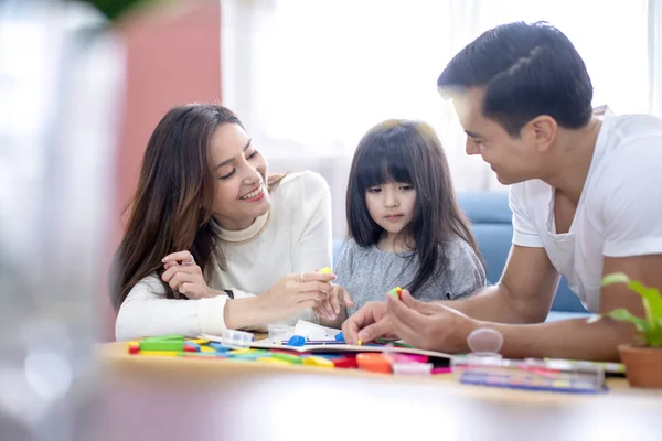 Bonheur Beau Père Mère Enseigner Devoirs Pour Peu Preety Fille — Photo