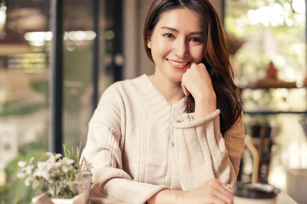 Hermosa Mujer Asiática Pelo Largo Sonrisa Mirar Cámara Alegre Felicidad — Foto de Stock
