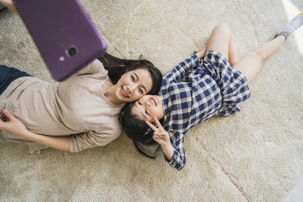Šťastný Asijské Rodina Matka Dcera Dělat Selfie Fotografie Při Použití — Stock fotografie