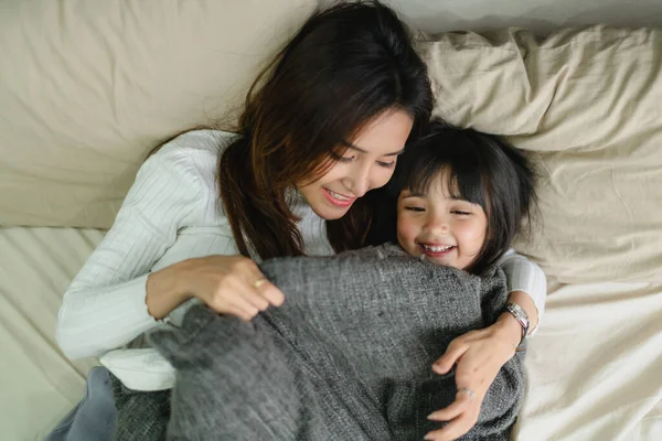 Család Boldog Idő Anya Lánya Játszani Együtt Reggeli Ágyban — Stock Fotó