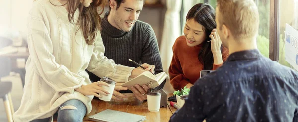 Amistad Caucásico Asiático Amigo Cena Casual Hablar Juntos Con Felicidad — Foto de Stock