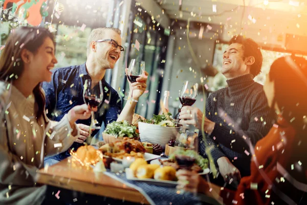 Ευτυχισμένοι Φίλοι Παραμονή Χριστουγέννων Γιορτάζουν Δείπνο Κόμμα Κρασί Και Γέλιο — Φωτογραφία Αρχείου