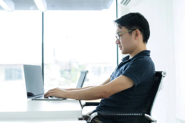 Счастье Очки Азиатский Человек Работает Вручную Использовать Ноутбук Дому Улыбкой — стоковое фото