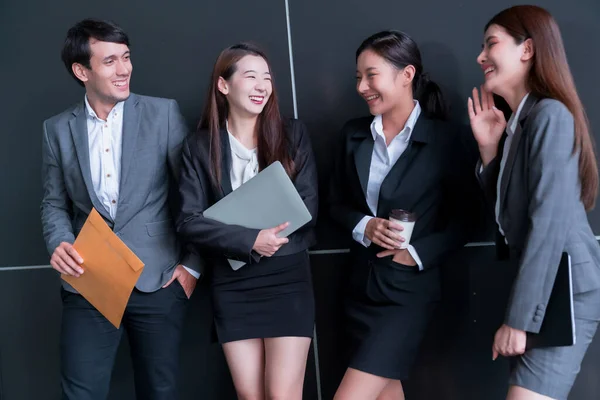 スマート若いアジアのビジネスマンのグループと女性の正式なドレスチームワーク笑顔立って手ポイント肖像画自信とリーダーシップ決定現代的なオフィスデザインの背景 — ストック写真