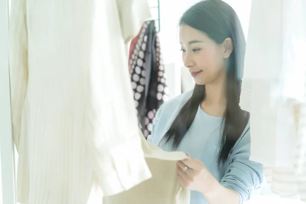 Hermosa Asiático Ama Casa Organizar Elegir Tela Para Vestido Con — Foto de Stock