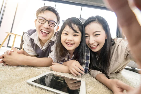 Heureux Asiatique Famille Mère Père Fille Faire Selfie Photo Tout — Photo