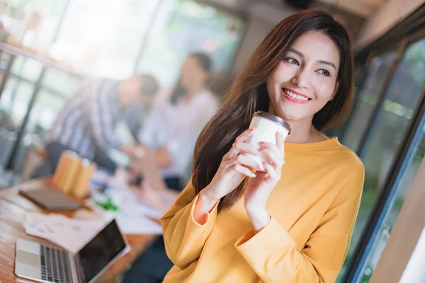 Atractivo Asiático Mujer Sonrisa Con Felicidad Confidente Con Trabajo Equipo — Foto de Stock