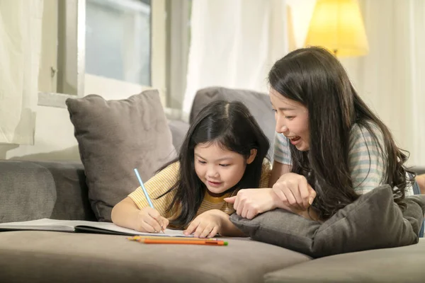 Bonheur Asiatique Famille Maman Enseigner Devoirs Avec Fille Sur Canapé — Photo