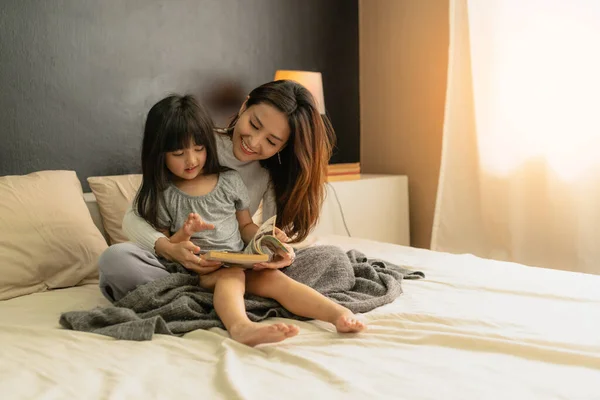 美丽的亚洲单身妈妈和可爱的女儿快乐的时刻教家庭作业家庭观念房子的背景 — 图库照片