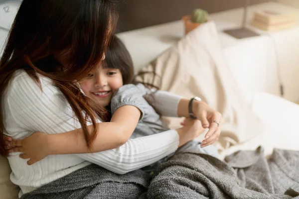 美丽的单身妈妈和女儿的女儿抱在一起 带着爱和呵护睡在床上 早晨快乐扫地的家庭观念 — 图库照片