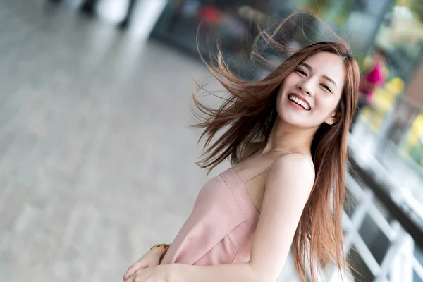 Ásia Bela Mulher Longo Cabelo Moda Retrato Rosa Vestido Smil — Fotografia de Stock