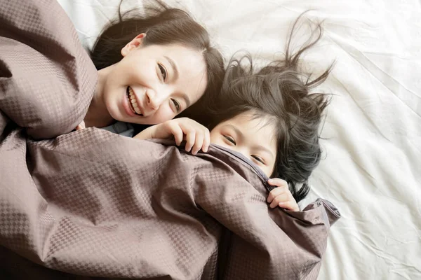 Boldogság Ázsiai Család Pillanat Anya Lánya Játszani Elrendezés Takaró Fehér — Stock Fotó