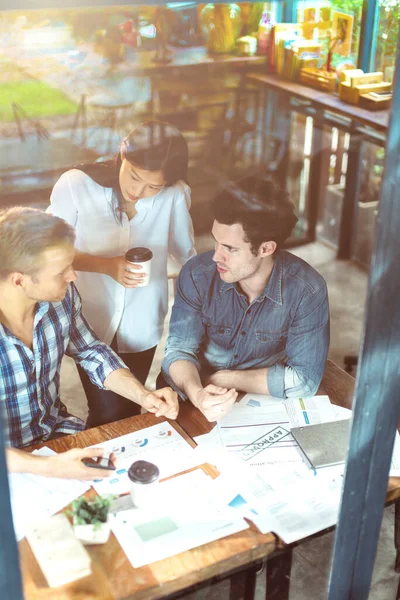 Reunión Negocios Creativa Con Caucásico Asiático Compañero Trabajo Discutir Con — Foto de Stock