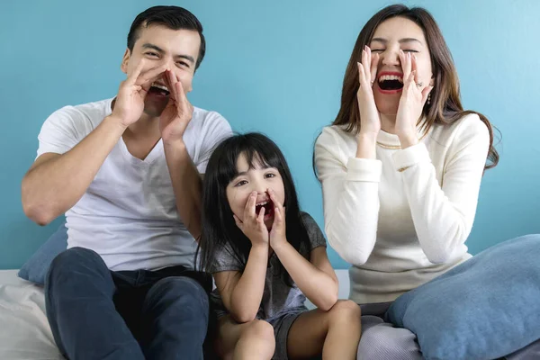 Concept Famille Heureux Père Mère Fille Main Crier Avec Plaisir — Photo