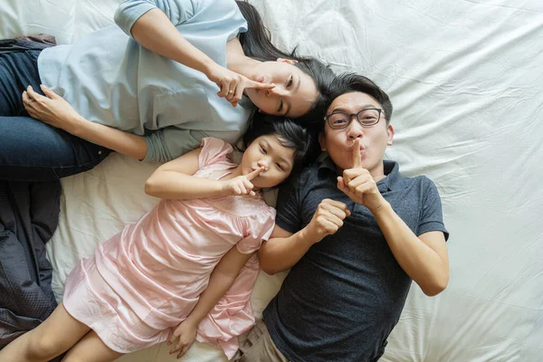 Asiatique Famille Mère Père Fille Faire Amusant Sommeil Jouer Dans — Photo