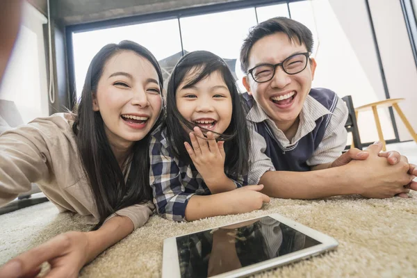 Heureux Asiatique Famille Mère Père Fille Faire Selfie Photo Tout — Photo