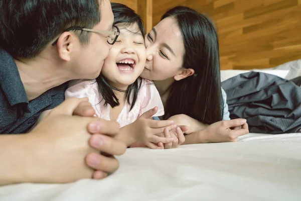 快乐快乐的亚洲家庭妈妈爸爸女儿下床了 和快乐的玩耍亲吻床上的肖像亚洲家庭背景的人 — 图库照片