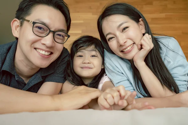 Štěstí Radostný Asijské Rodina Maminka Táta Dcera Laydown Spolu Zábava — Stock fotografie