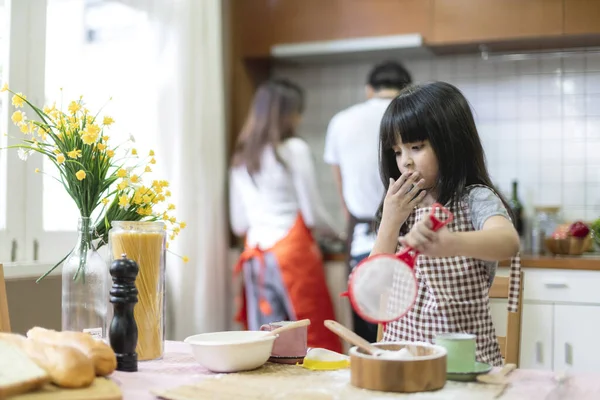 可爱的女儿在厨房里学习和父母一起做饭 — 图库照片