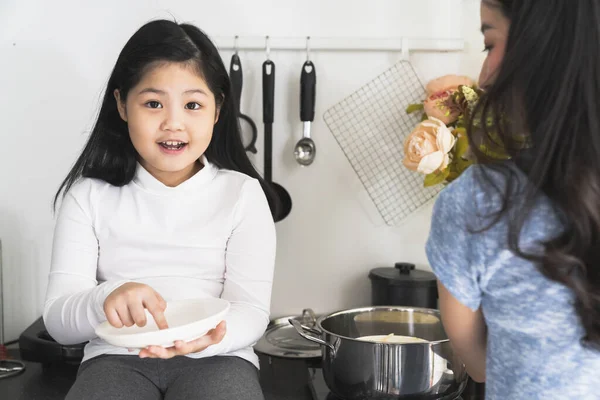 快乐亚洲家庭妈妈和女儿在厨房一起做饭甜蜜的家观念 — 图库照片