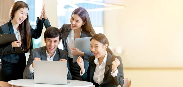 成功的商业理念亚洲商业男女正装携手并肩在笔记本电脑屏幕现代办公背景下兴高采烈地展示增长的利润 — 图库照片