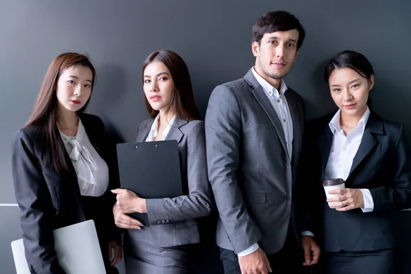 スマート若いアジアのビジネスマンと女性の正式なドレスのグループ — ストック写真