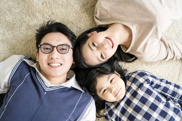 Heureux Asiatique Famille Mère Père Fille Faire Amusant Sommeil Jouer — Photo