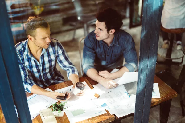 Reunión Negocios Creativa Con Caucásico Asiático Compañero Trabajo Discutir Con — Foto de Stock