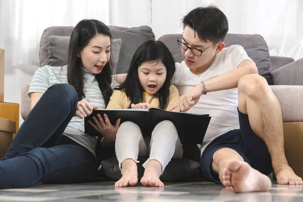 Bonheur Asiatique Famille Papa Maman Fille Assis Relax Profiter Regarder — Photo