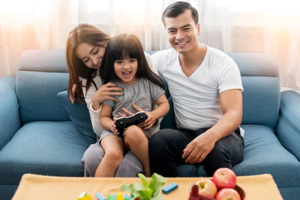 Boldogság Család Szülő Néz Lánya Videojáték Nevetni Együtt Nappaliban Ház — Stock Fotó