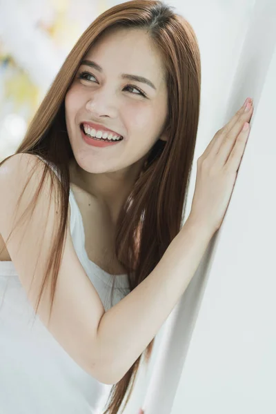 Ásia Bela Mulher Com Marrom Longo Cabelo Retrato Branco Costum — Fotografia de Stock