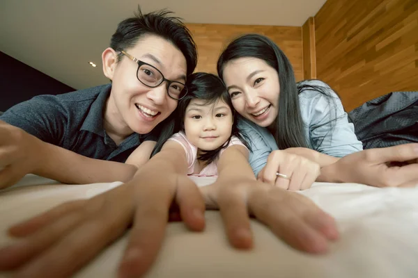 快乐快乐的亚洲家庭妈妈爸爸女儿下床了 和快乐的玩耍亲吻床上的肖像亚洲家庭背景的人 — 图库照片