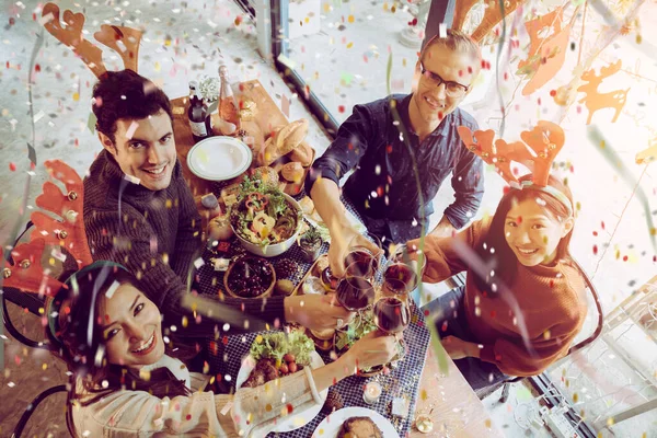 Felicidad Amigos Víspera Navidad Celebrar Fiesta Cena Con Comida Vino — Foto de Stock