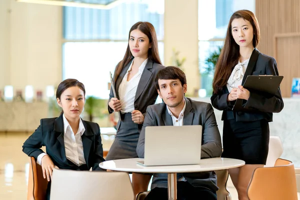 Grupo Negócio Inteligente Asiático Trabalho Equipe Negócio Uniforme Olhar Câmera — Fotografia de Stock