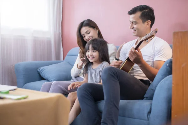 Boldogság Család Élvezze Hétvégét Együtt Sind Ukulele Családi Nappali Otthon — Stock Fotó