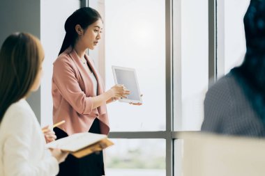 İnsan hakları seminerinde çok uluslu insanlar birlikte en iyi sosyal çözüm için beyin fırtınası yapıyorlar.