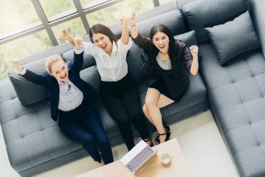 Başarılı iş ortağı mutluluk ve neşeli ofis geçmişiyle beyin fırtınası yapıyor.