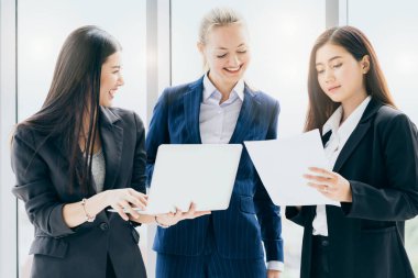 Başarılı iş ortağı mutluluk ve neşeli ofis geçmişiyle beyin fırtınası yapıyor.