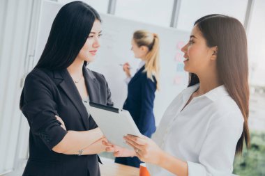 Başarılı iş ortağı mutluluk ve neşeli ofis geçmişiyle beyin fırtınası yapıyor.