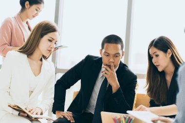 İnsan hakları seminerinde çok uluslu insanlar birlikte en iyi sosyal çözüm için beyin fırtınası yapıyorlar.