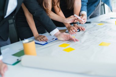 Yaratıcılık, konferans odasının arka planında iş bölümü toplantı atölyesi ile fikir üretme kavramı