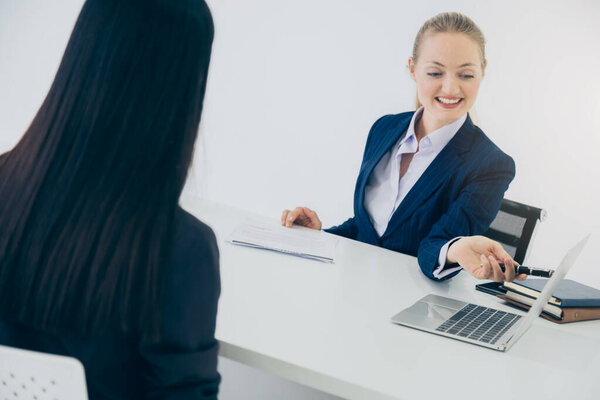 Формальное собеседование кандидатов на работу рекрутинга глава охотник идеи концепции офиса фон
