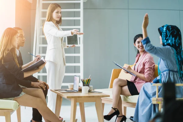 Groep Multinatie Mensen Seminar Stem Voor Antwoord Oplossing Probleem Lost — Stockfoto