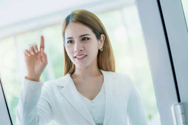 吸引人的聪明的亚洲女商人对空气空间创意概念的构想 — 图库照片