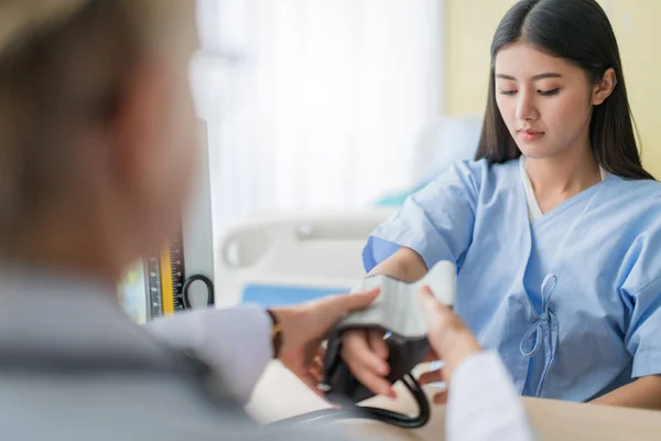 Concepto Las Ideas Salud Con Mano Del Doctor Cerca Usando —  Fotos de Stock