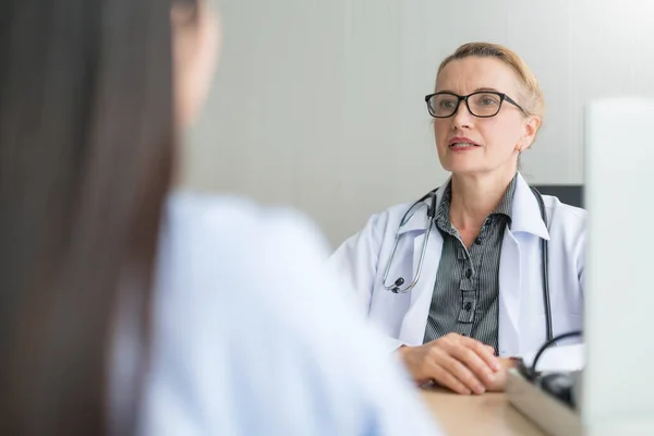 의사의 가까이 스피그 모마나 Sphygmomanometer 사용하여 주변에 아시아 환자의 혈압을 — 스톡 사진