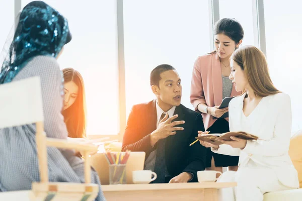 Seminario Derechos Humanos Con Personas Multinacionales Que Hacen Una Lluvia — Foto de Stock